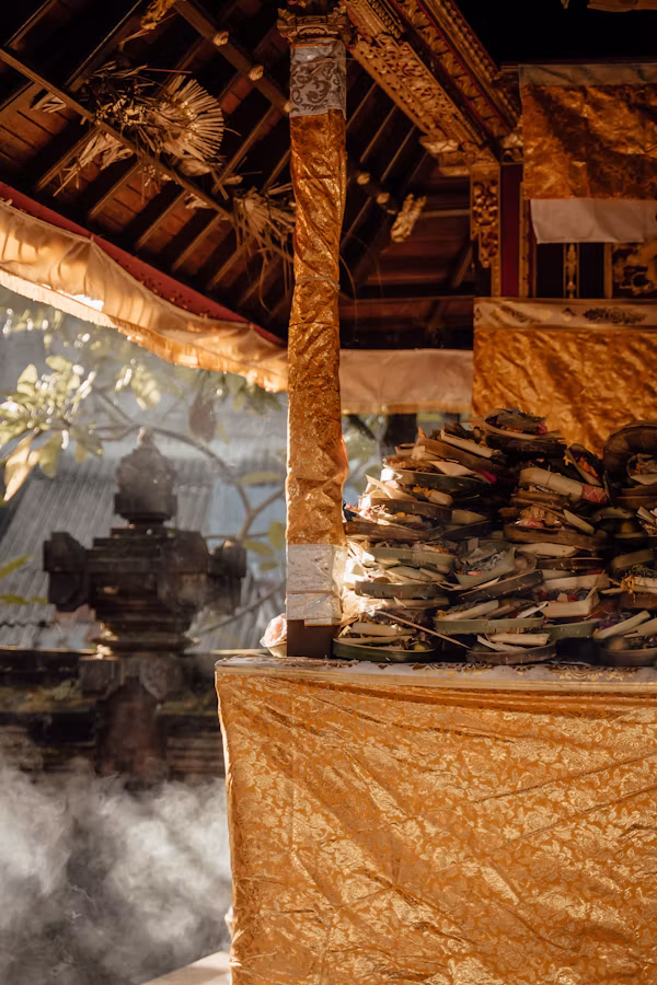 Sesaji dan ukiran kayu di dalam bangunan suci Bali